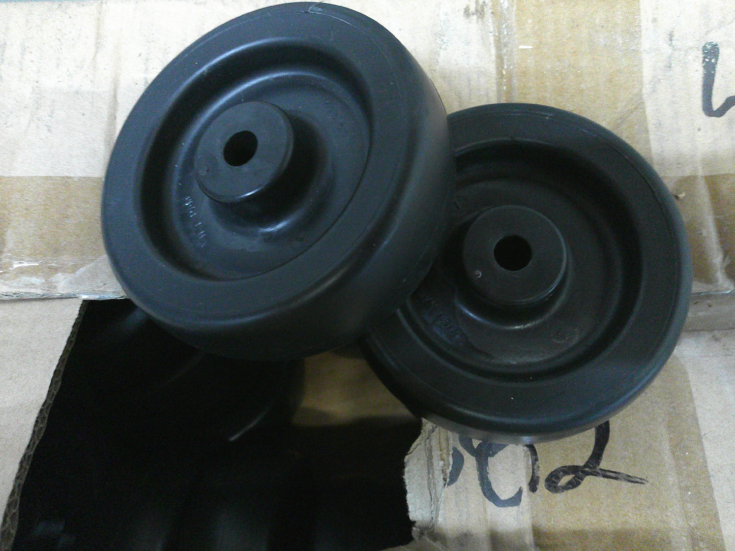 Commercial Grade Casters, Lot of 40 LHP40GB82 Wheels, 4" x 1", #9596